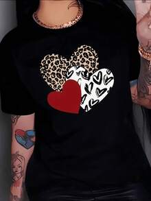Tres corazones que simbolizan fuerza valentía y amor uno con patrón de leopardo otro con fondo rojo pasión y uno más con trazos blancos que evocan ternura camiseta de mujer moderna casual - Negro - Ver 8