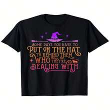 Camiseta decorativa con temática de bruja para el Día de la Independencia, el Día del Padre y Halloween, con el lema "Algunos días tienes que llevar sombrero" y un estampado de sombrero de bruja. Fondo negro con letras moradas y naranjas estampadas. Camiseta unisex de manga corta, ligera, de 220 g. - Negro - Ver 1