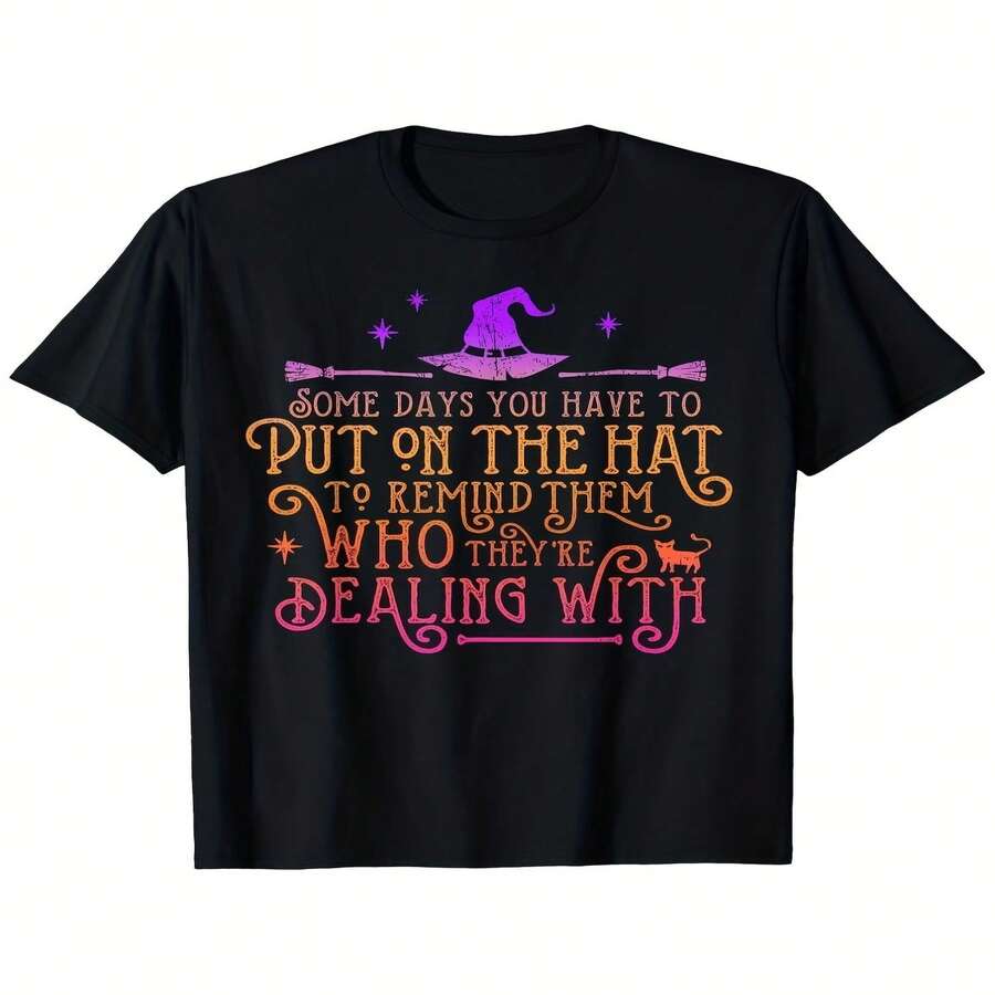 Camiseta decorativa con temática de bruja para el Día de la Independencia, el Día del Padre y Halloween, con el lema "Algunos días tienes que llevar sombrero" y un estampado de sombrero de bruja. Fondo negro con letras moradas y naranjas estampadas. Camiseta unisex de manga corta, ligera, de 220 g. - Negro - Ver 1