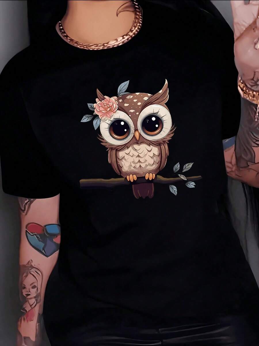 A Cute, Big-Eyed Owl Perched On A Branch With A Pink Flower Symbolizes Wisdom, Sweetness, And Serenity-Perfect For Conveying Calm And Charm. A Modern, Comfortable, Casual Women's T-Shirt. - 黑色 - 查看 1