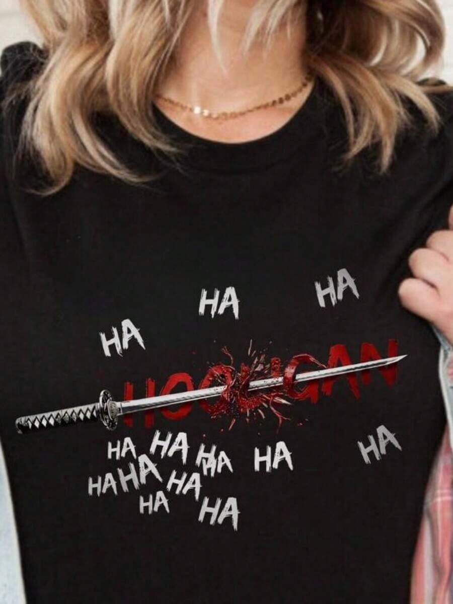 Prenda con diseño de katana y letras "Hooligan", estilo audaz, ideal para un look oscuro, rebelde y lleno de actitud. - Negro - Ver 1