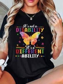 Comprensión y apoyo para personas con habilidades especiales. Energía positiva. "No es una DISCAPACIDAD, es una HABILIDAD DIFERENTE" impreso en una camiseta de mujer de talla grande, moderna, casual, de cuello redondo, para primavera-verano, con coloridos patrones de mariposas y rompecabezas. - Negro - Ver 1