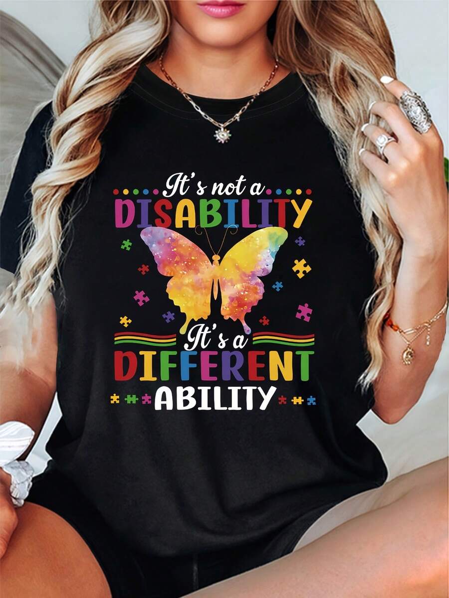 Comprensión y apoyo para personas con habilidades especiales. Energía positiva. "No es una DISCAPACIDAD, es una HABILIDAD DIFERENTE" impreso en una camiseta de mujer de talla grande, moderna, casual, de cuello redondo, para primavera-verano, con coloridos patrones de mariposas y rompecabezas. - Negro - Ver 1
