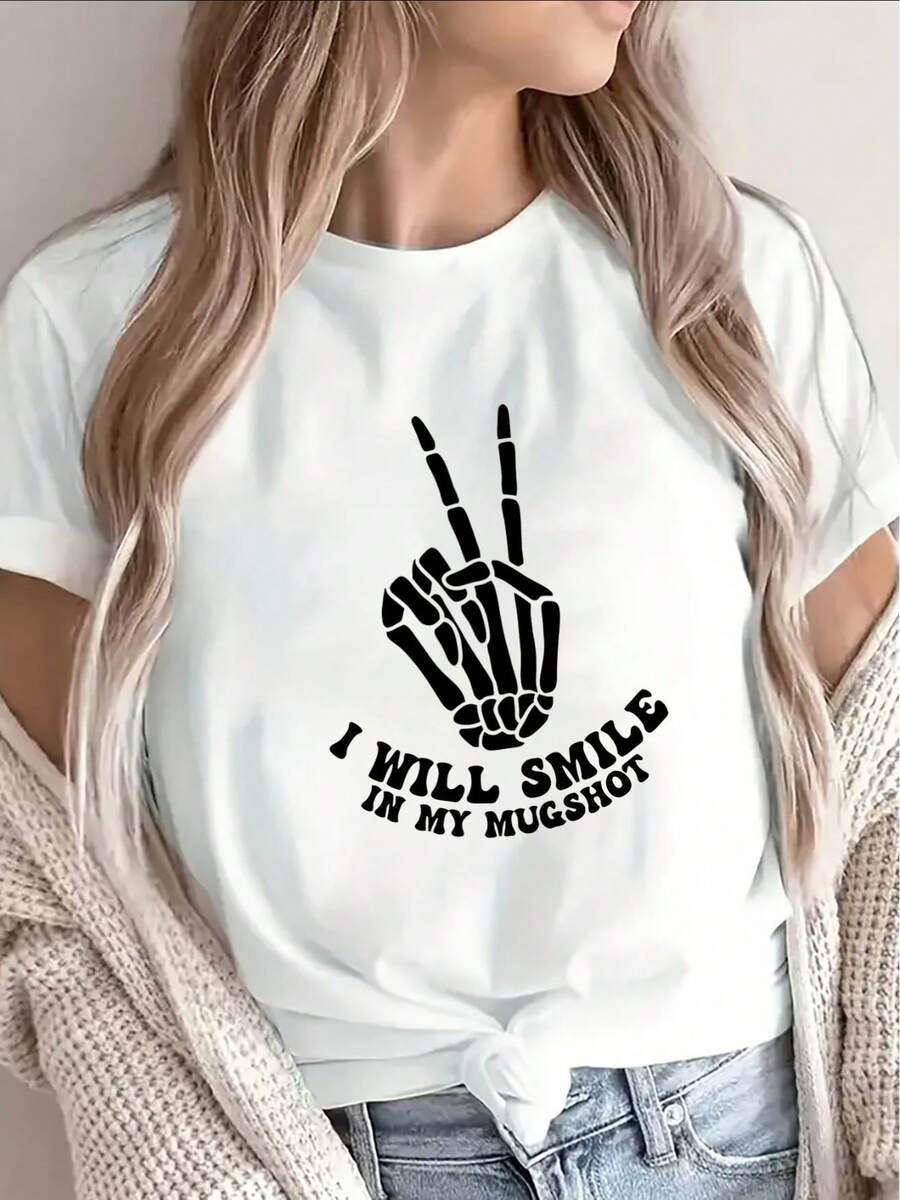 Camiseta ligera con un estampado de mano de calavera y el mensaje "Estaré sonriendo en mi foto de arresto", perfecta para ocasiones informales, fiestas o uso diario, diseñada para adultos, cómoda y ajustada al cuerpo. - Blanco - Ver 1