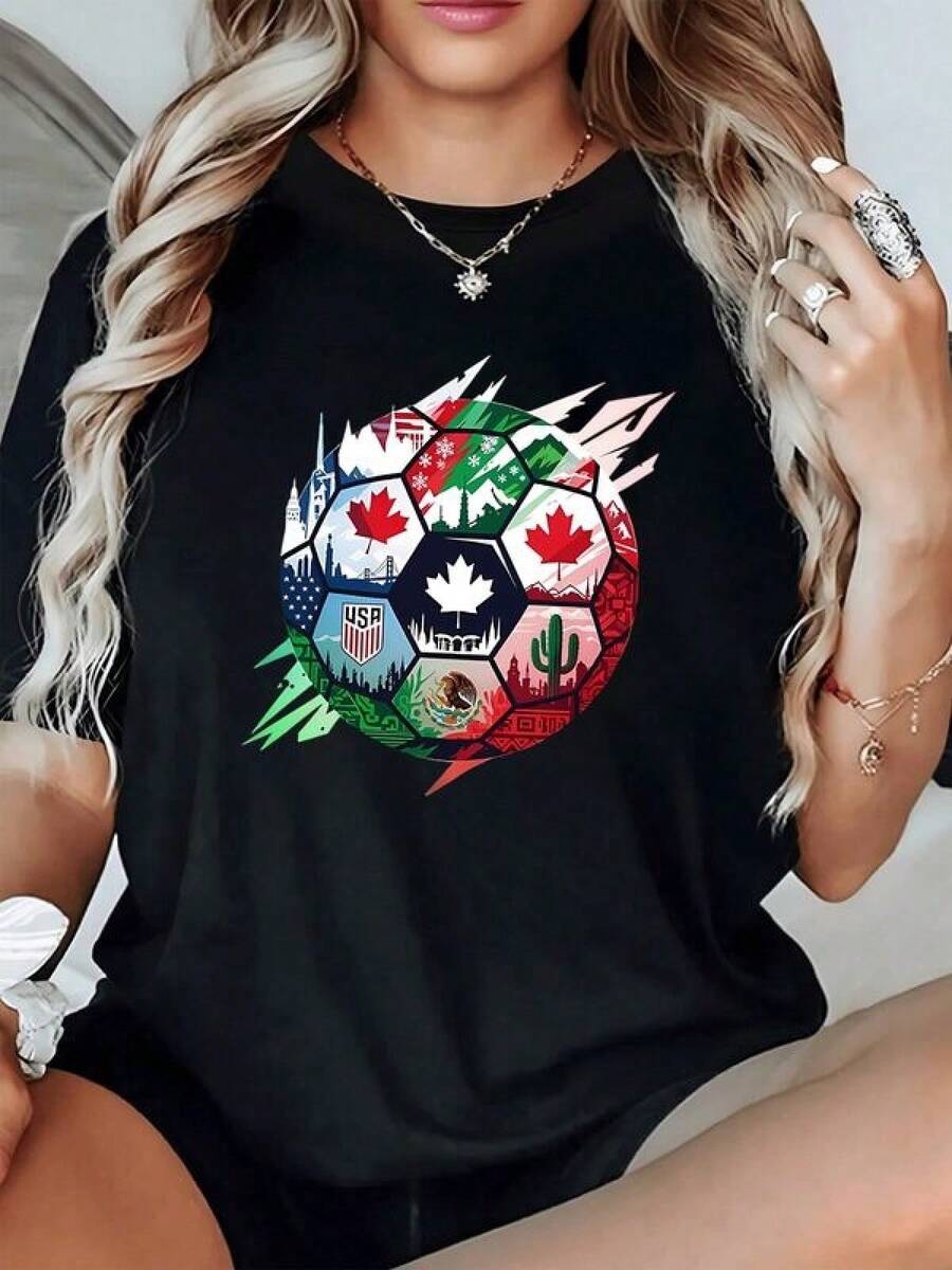 Balón formado por paisajes de Canadá Estados Unidos y México que simboliza unión deportiva y amistad entre naciones con emblemas naturales y urbanos camiseta de mujer moderna y cómoda - Negro - Ver 1