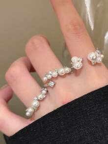Nhẫn đính đá lấp lánh kiểu Pháp với ngọc trai, kiểu dáng hở, có thể đeo nhiều lớp trên cùng một ngón tay, là lựa chọn sang trọng và thanh lịch dành cho nữ. - trắng - Xem 8