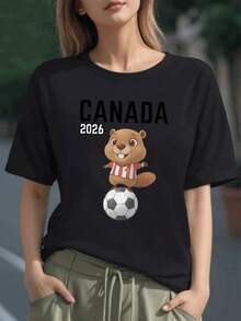 Castor simpático con camiseta roja y blanca y hoja de arce sobre balón de fútbol representando alegría deportiva canadiense 2026 camiseta para mujer 100% algodón - Negro - Ver 6