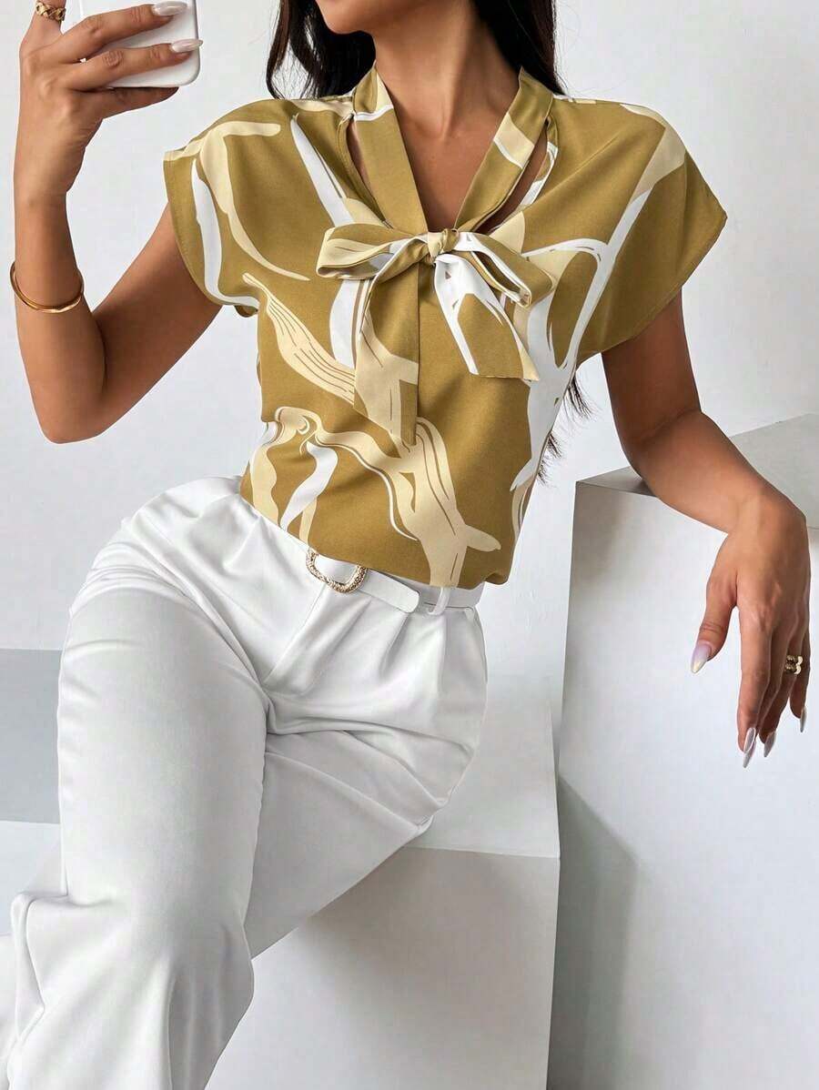 Blusa con estampado de dibujo de cuello con cordón de manga murciélago - Caqui - Ver 1
