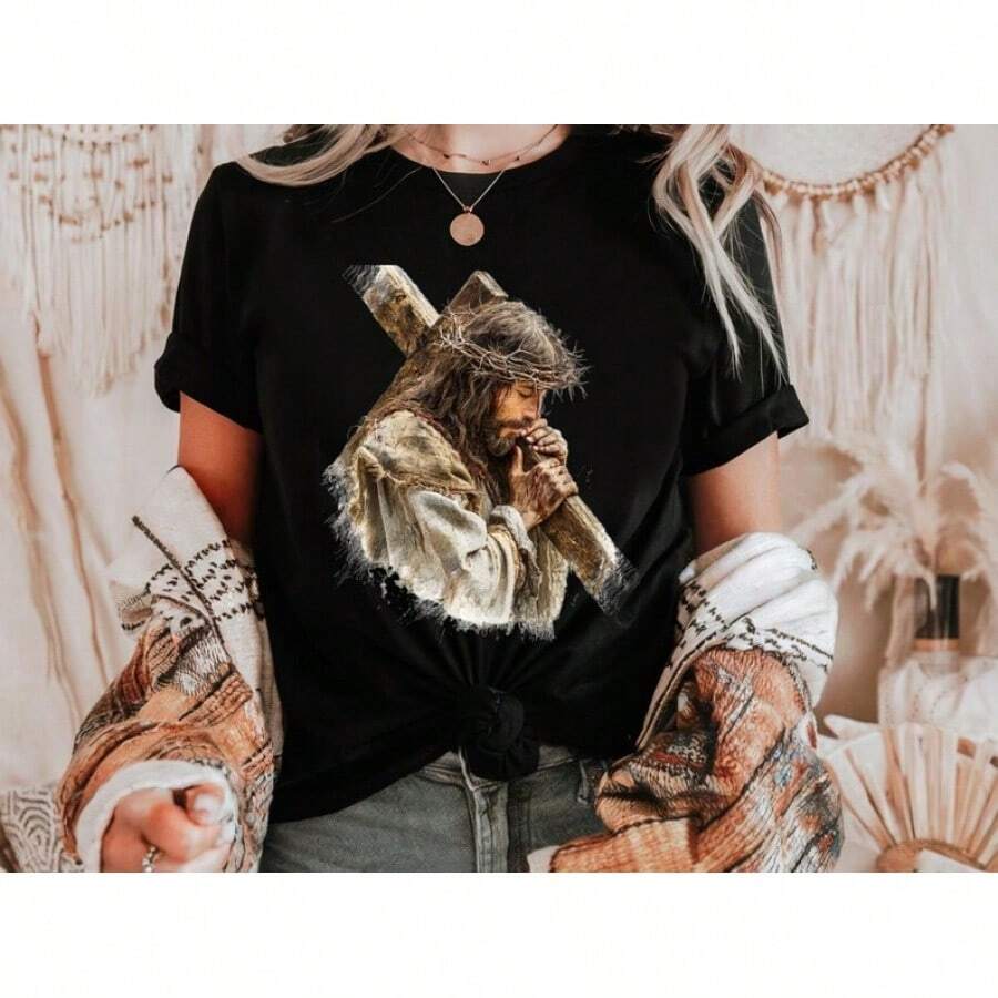 Camiseta de Jesús Cargando la Cruz| Camiseta de Jesús Cristiano| Camiseta con Diseño Gráfico Religioso| Ropa Religiosa Cristiana| Camiseta de Fe Bíblica - Negro - Ver 1