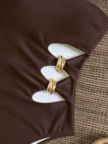 Traje de baño de una pieza elegante para vacaciones con hombros con lazo y decoración metálica hueca en la cintura, de unicolor - Marrón - Ver 3