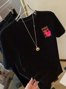 This Printed Short-Sleeved T-Shirt Features Designs On The Front And Back, Making It A Fashionable Summer Option You'll Love Even More. Please Show Some Extra Love To This Casual Women's Short-Sleeved Crew Neck T-Shirt – Made Of Polyester And Spandex Fabric, It's Comfortable And Stretchy, A Classic Design. - 黑色 - 查看 3