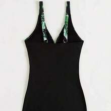 Traje de baño de una pieza con estampado de hojas y bloques de color, con pantalones cortos tipo bóxer. - Negro - Ver 4