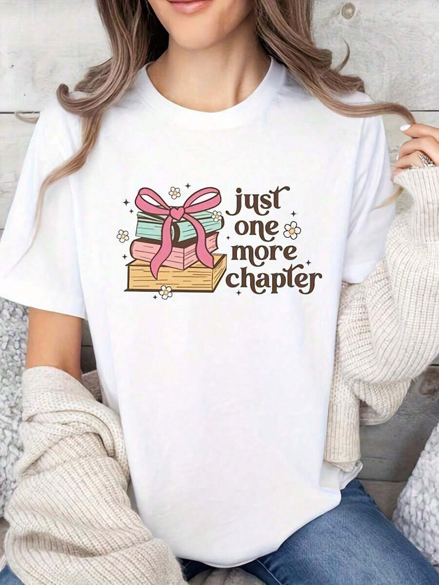 LooseCamiseta "Just One More Chapter", regalo para amantes de los libros, día de la lectura, camiseta para amantes de los libros, camiseta para bibliotecarios, regalo para lectores. Camiseta de algodón grueso de 220 g para mujer. Top blanco para mujer. Confeccionada en algodón 100 % puro, grueso y transpirable. Este tejido grueso de 220 g ofrece comodidad y durabilidad. Perfecta para el verano, es ideal para el trabajo, el gimnasio, viajes, salidas informales, deportes al aire libre o para combinar en cualquier temporada. Una prenda básica versátil: ideal para la escuela, la ropa de calle o simplemente para relajarse en casa. Camisetas de mujer. Camiseta básica de algodón con cuello redondo para mujer. - Blanco - Ver 1