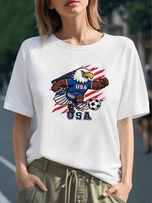 Águila poderosa con uniforme azul de USA pateando un balón junto a franjas rojas simboliza fuerza patriótica y espíritu deportivo camiseta para mujer 100% algodón - Negro - Ver 6