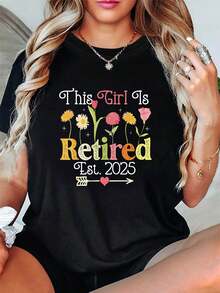 Camiseta de manga corta con estampado floral "Esta chica está jubilada" para conmemoración de jubilación. - Negro - Ver 1