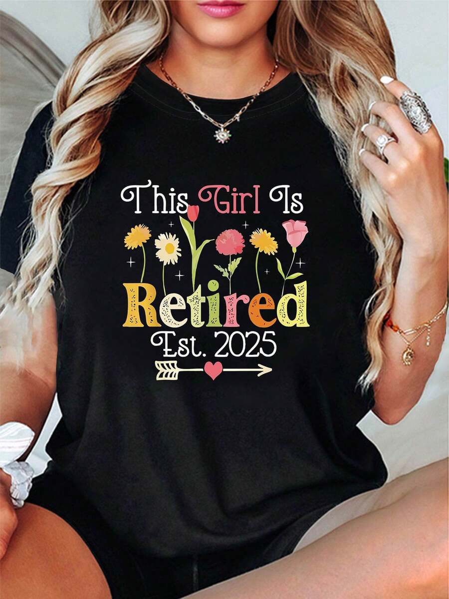 Camiseta de manga corta con estampado floral "Esta chica está jubilada" para conmemoración de jubilación. - Negro - Ver 1