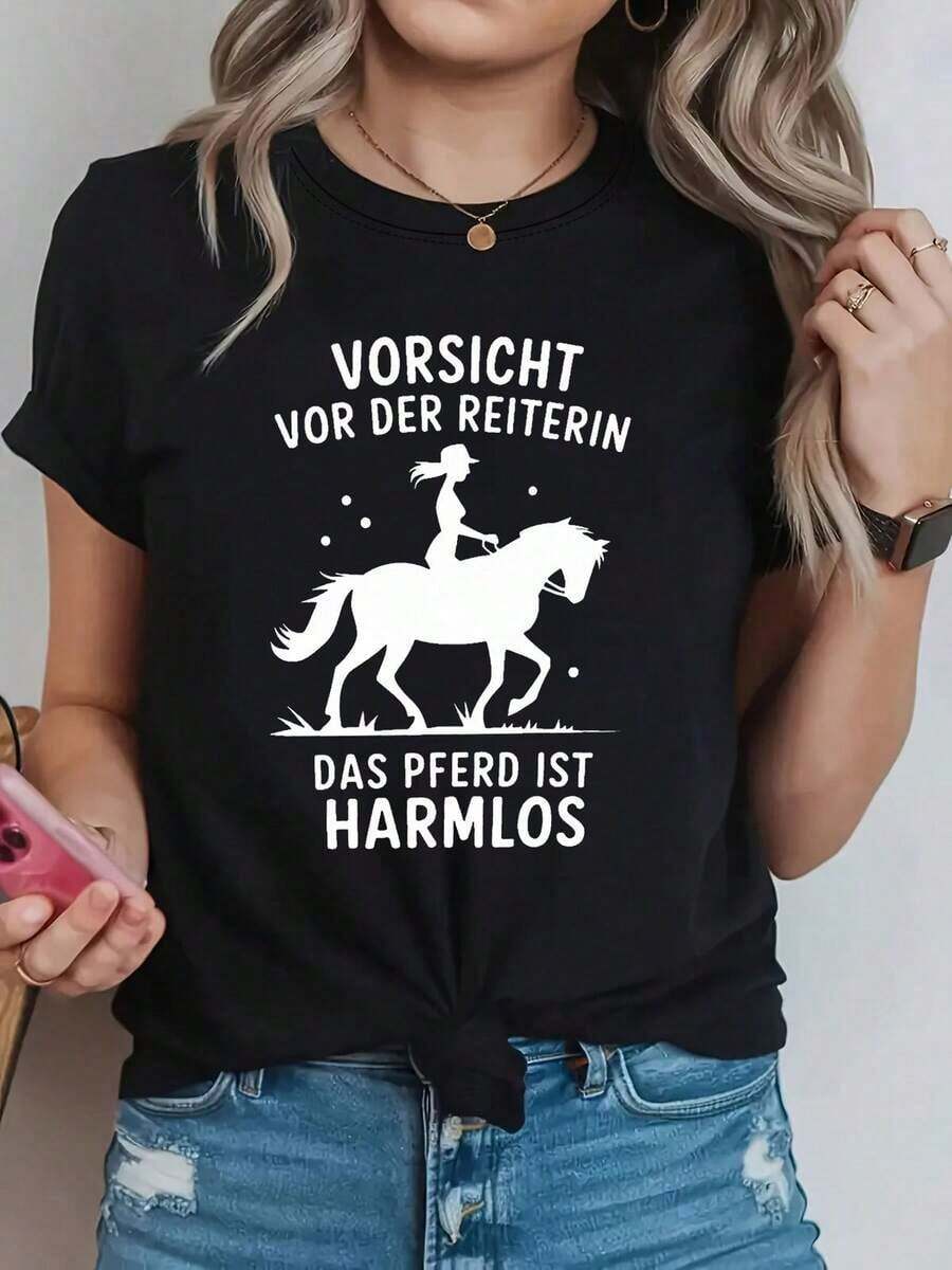 Designed For Modern, Stylish, And Comfortable Women. This T-Shirt Features A "Vorsicht Vor Der Reiterin" Letter Print, Short Sleeves, A Round Neck, And Is A Casual Top Perfect For Spring And Summer. Made From Premium Soft And Breathable Fabric, It's Designed For All-Day Comfort And Versatile Everyday Wear, Ideal For Casual Outings. - 黑色 - 查看 1
