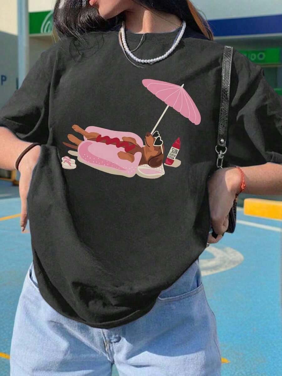 Camiseta Oversize con Estampado Divertido de Perro Salchicha en Hot Dog en la Playa, Estilo Y2K Aesthetic Cute Animal Graphic, Top Casual de Verano con Diseño Creativo, Camiseta de Algodón para Amantes de Mascotas, Uso Diario y Salidas, Estilo Único para Hombres y Mujeres ropa de hombre - Estilo - Ver 1