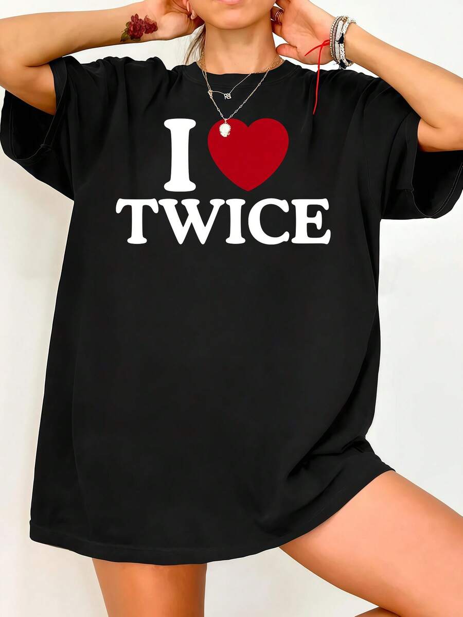 Uwielbiam koszulkę Twic.e. To luźny, czarny bawełniany T-shirt z nadrukiem w stylu vintage i krótkimi rękawami. - Czarne - Zobacz 1