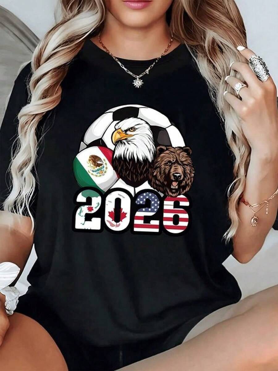 Símbolo de unión deportiva entre México Estados Unidos y Canadá mostrado con balón águila y oso sobre números 2026 como emblema de fuerza y amistad en esta camiseta de mujer moderna y cómoda - Negro - Ver 1