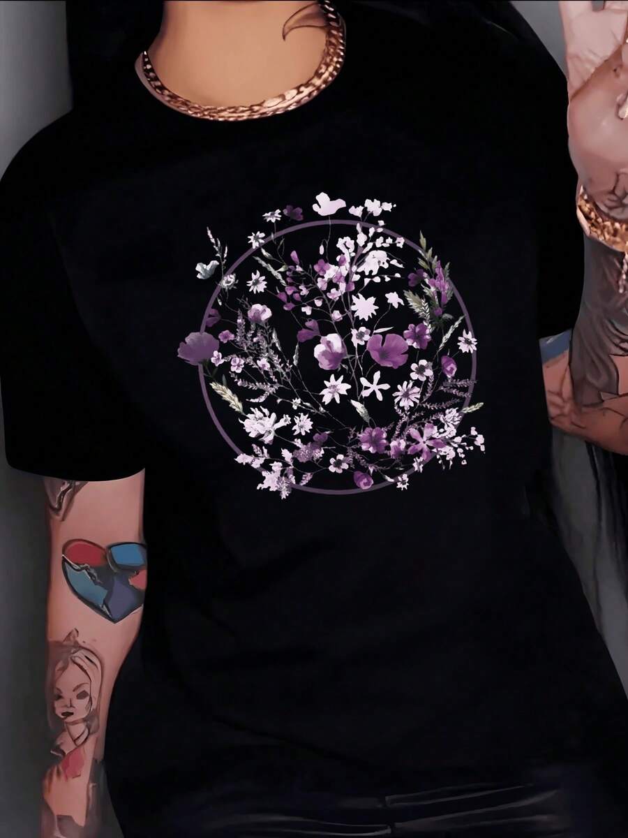 Flores violetas y rosadas formando un círculo armonioso que representa la conexión entre lo natural y la energía femenina reflejando equilibrio y serenidad camiseta de mujer casual cómoda y moderna - Negro - Ver 1