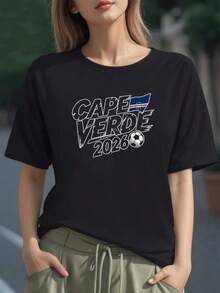 Bandera de Cabo Verde junto a balón de fútbol y texto 2026 que expresa orgullo nacional y pasión deportiva camiseta para mujer 100% algodón confortable y moderna - Negro - Ver 6