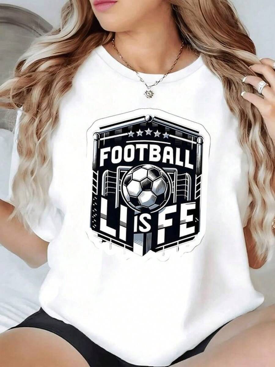Balón de fútbol enmarcado por una portería abierta con estrellas que evocan pasión y energía del juego transmitiendo fuerza y determinación camiseta de mujer casual deportiva moderna - Negro - Ver 1