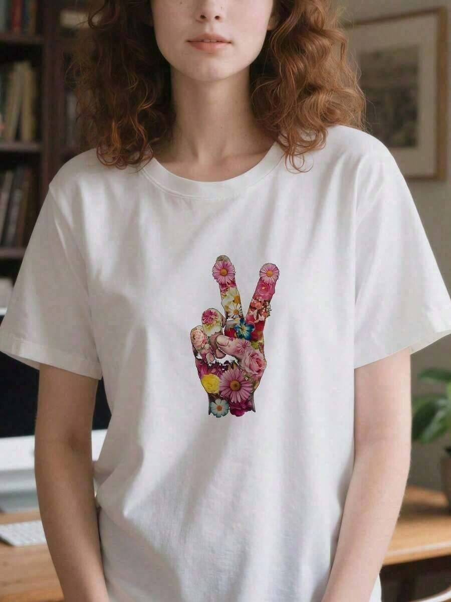 Loose Boho-Hippie Floral T-Shirt With Country Symbol, Love Motif, And Wildflowers. Ideal As A Gift. Women's T-Shirt > Elegant. Boho Chic Style. Basic Cotton Crew Neck T-Shirt For Women. - 白色的 - 查看 1