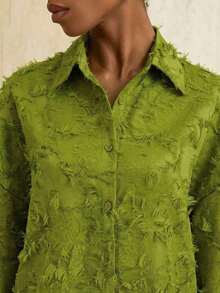 Camisa de manga 7/8 verde oliva, corte minimalista, ajuste holgado, cuello clásico de solapa, cómoda de llevar - Verde - Ver 3