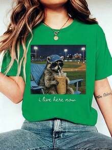 Camiseta de béisbol divertida con diseño de mapache Aquí Ahora, Camiseta Aquí Ahora, Camiseta para amantes del béisbol, Camiseta divertida con gráfico de campo de béisbol, Regalo para fanáticos del béisbol, Camiseta para el día del partido, Ropa para el 4 de julio para mujeres, Día del partido de la Copa del Mundo, Camiseta suave y ligera, Fácil de combinar con todos los atuendos. Camiseta gráfica de algodón% para mujer, estilo Y2K, cuello redondo, corte holgado. - Verde - Ver 2