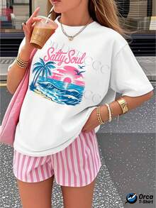 Camiseta de mujer Y2K personalizada y a la moda, 100% algodón de 180g, de corte holgado y manga corta, elegancia urbana, casual y transpirable para uso diario, ropa de verano con estampado creativo, regalo para deportes al aire libre. Letras rosas "Salty Soul" combinadas con un patrón de puesta de sol en una playa tropical, palmeras y olas azules, elementos de puesta de sol y aves en rosa, diseño retro y vibrante, adecuada para salidas de verano. - Blanco - Ver 1
