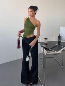 Top elegante de un hombro con un giro en color rojo burdeos delgado para mujer - Verde militar - Ver 3