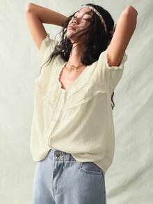 Blusa de verano de mujer con botones frontales, manga corta y volantes en color liso - Amarillo claro - Ver 6
