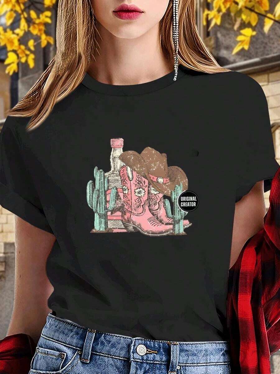 Botas de vaquero rosas combinadas con un sombrero de cuero y cactus evocan el espíritu libre del desierto y de la vida en un rancho mexicano. Camiseta de mujer, 100% algodón. - Negro - Ver 1