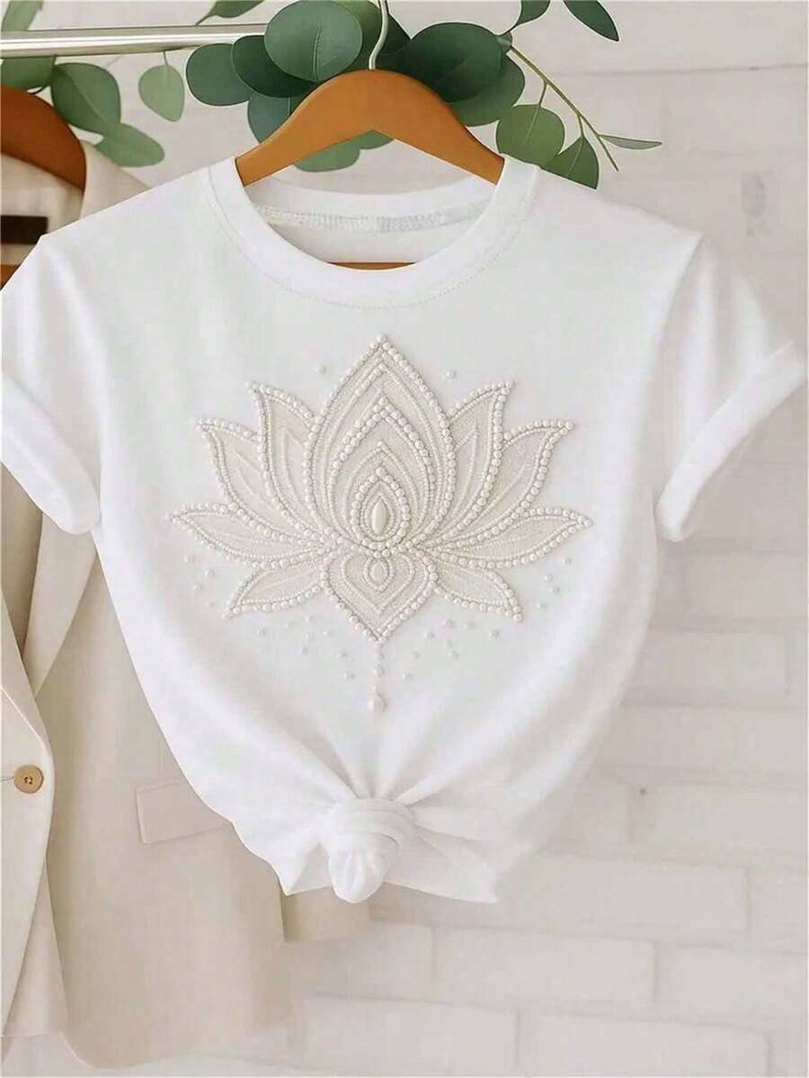 This Loose-Fitting, Breathable Women's Short-Sleeved T-Shirt Features A Pearl And Lotus Print. Made With High-Quality Printing Technology, Its Versatile Design Makes It A Must-Have For Spring And Summer. Stylish And Sophisticated, It's A Perfect Gift For Your Girlfriend Or Mother. Ideal For Summer. - 白色 - 查看 1
