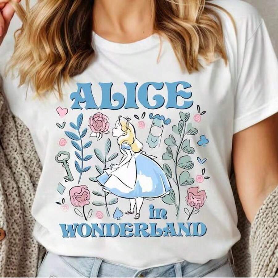 Gildan Tops Alice In Wonderland T-Shirt, White, Size M220G. Essential Unisex Cotton T-Shirt, 220g Of Unique Softness. Designed To Fit Everyone, Men And Women Alike. Durable, High-Quality Fabric, Ready For Any Cut, Delicate To The Touch But Built To Last. Lightweight Tops For Women, Perfect For Autumn Outfits, Holiday Wear, Or New Year's Costumes. - 白色 - 查看 1