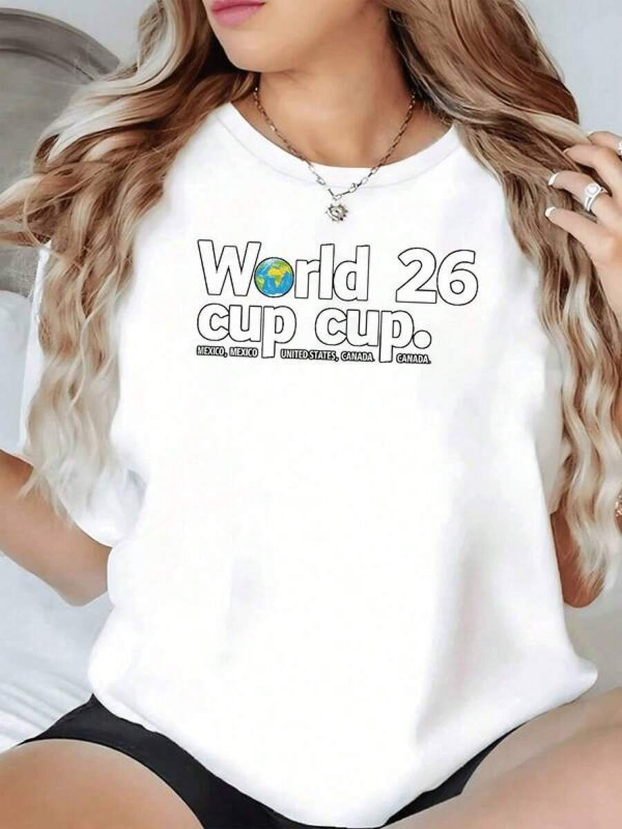Un gráfico que celebra el espíritu mundial deportivo mostrando el globo entre palabras que evocan unión de países y pasión por la competencia internacional refleja energía positiva y conexión global camiseta de mujer casual moderna cómoda ideal para eventos deportivos y uso diario - Negro - Ver 1