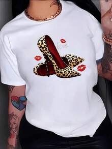 Leopard Print Heels Symbolize Confidence And Passion, Surrounded By Red Kisses That Express Love And Modern Feminine Energy. Comfortable Casual Women's T-Shirt Ideal For Stylish Outings. - 白色 - 查看 8