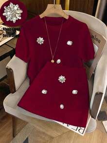 Conjunto casual de top de manga corta con decoración de rhinestones en cuello redondo y minifalda, adecuado para vacaciones y uso diario - Rojo - Ver 1