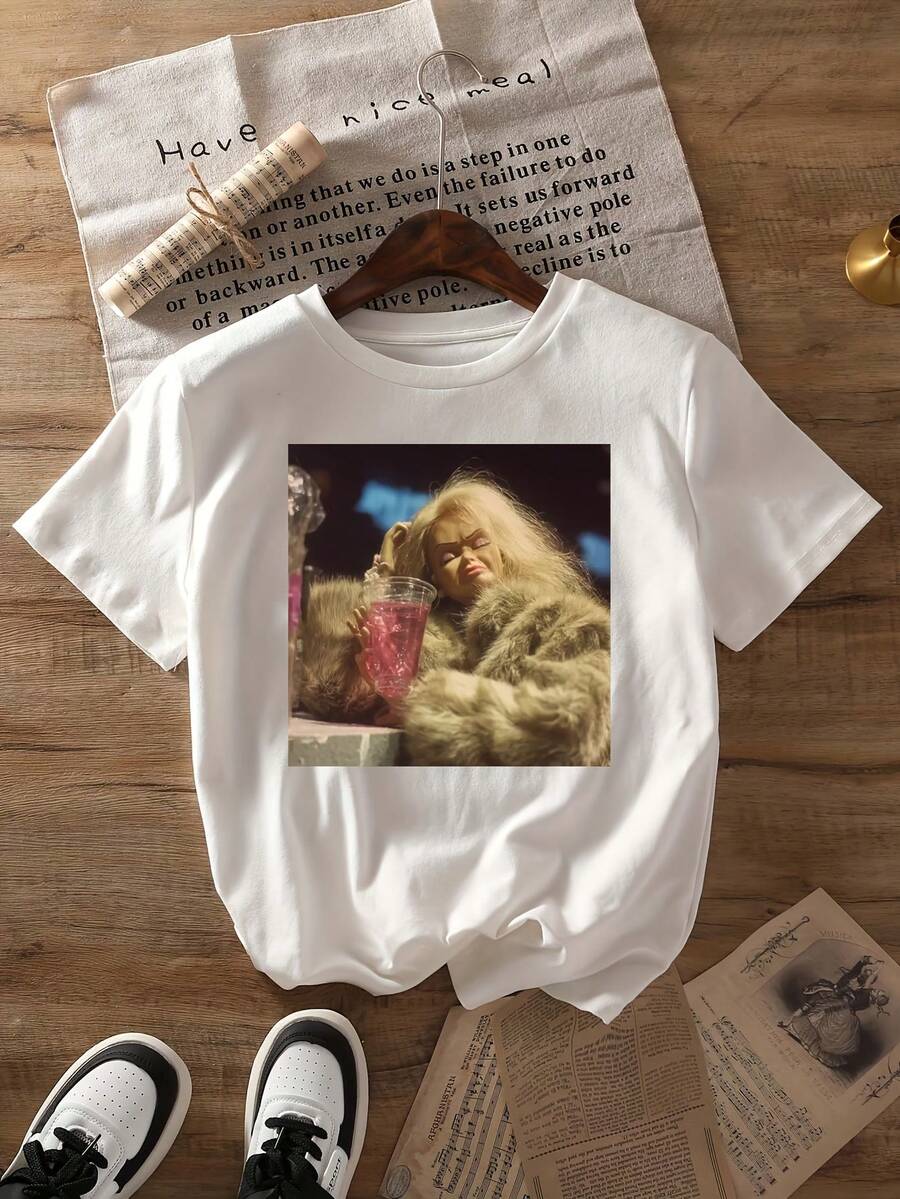Camiseta divertida con estampado de muñecas, top casual de manga corta y cuello redondo, adecuada para usar en primavera y verano, ropa de mujer. - Blanco - Ver 1