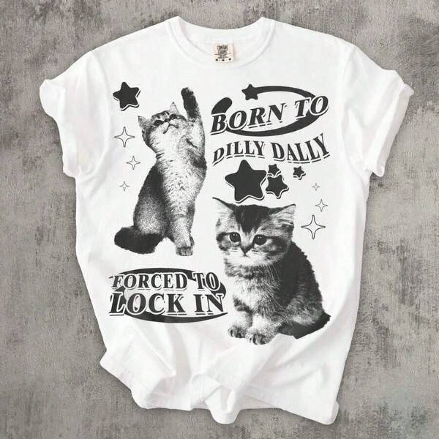 Nueva camiseta Y2K 2026_Born To Dilly Dally Forced To Lock On Funny Y2K Kitten T-Shirt Cat Meme Shirt Silly Cats Tee Co Mfort C Olors Ironic Tees,Camisetas infantiles, artículos para el Día de San Valentín, conjuntos para padres e hijos, camisetas con temática del Día de San Valentín, camisetas estampadas para hombres y mujeres, camisas, camisetas con emojis populares. - Blanco - Ver 1