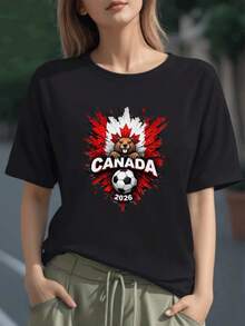 Castor sosteniendo un balón de fútbol sobre fondo de hoja de arce roja símbolo de pasión y fuerza rumbo al campeonato 2026 camiseta de mujer 100% algodón - Negro - Ver 6