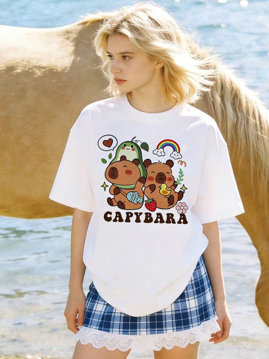 Women's Soft, Casual, Crew-Neck Short-Sleeve T-Shirt Featuring An Adorable Chibi-Style Design Of Two Capybaras With Rainbows, Clouds, Strawberries, Flowers, And Sparkling Stars. Perfect For Girls And Students, With A Flat Illustration Style That's Relaxing And Anime-Inspired. Black. - 白色 - 查看 1