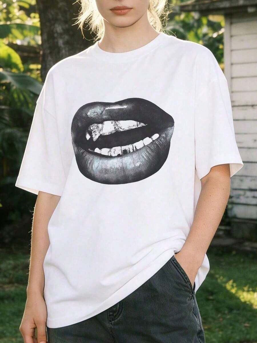 Women's Soft And Casual Round Neck Short Sleeve T-Shirt, Vintage Hand-Painted Print With Realistic Black And White Lips And Fangs. - 白色 - 查看 1