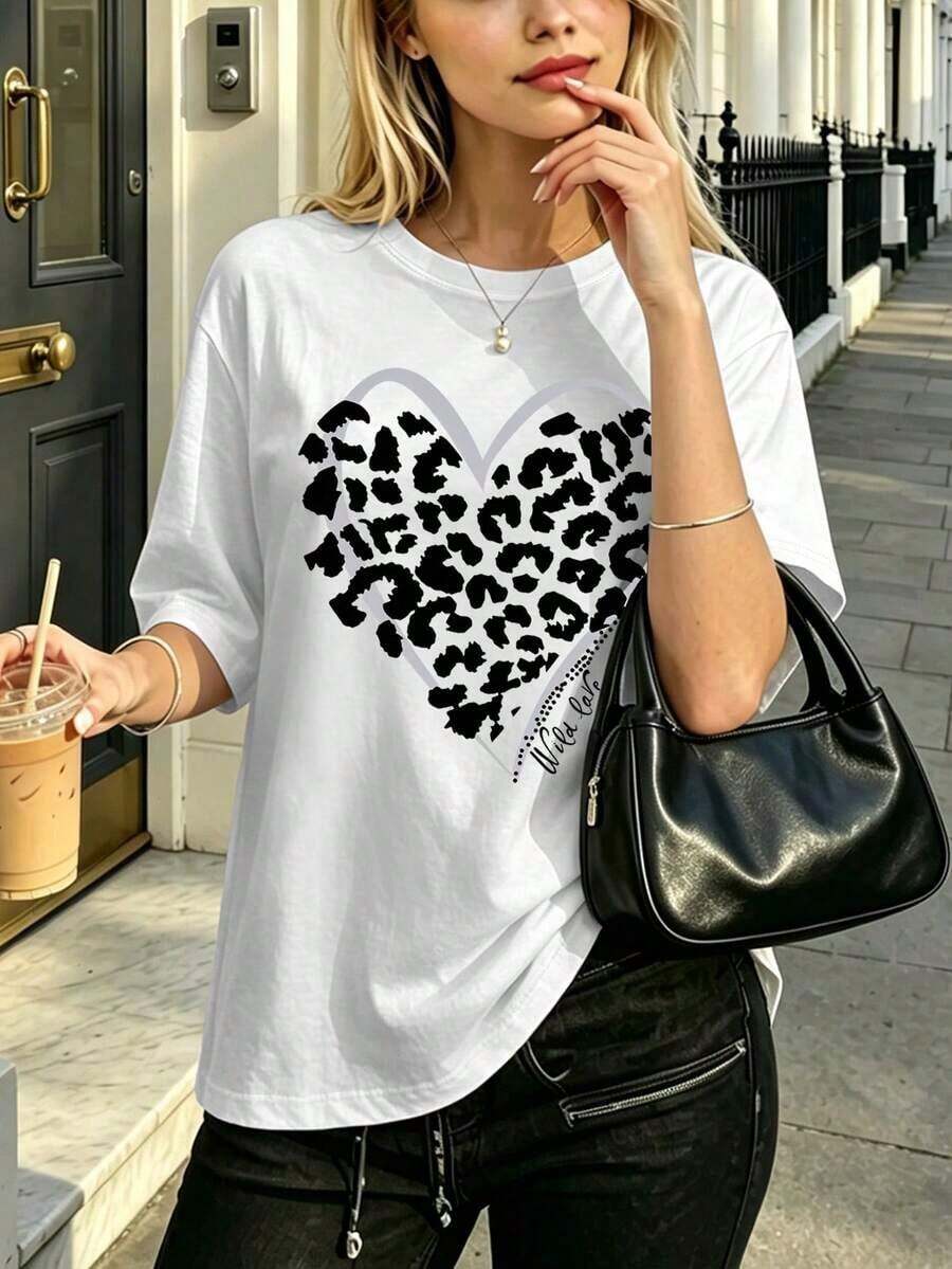 Limited EditionEsta camiseta perfecta para que las mujeres la usen en primavera y verano. Presenta un clásico estampado de leopardo en blanco y negro lleno de patrones de corazones y la leyenda manuscrita Wild Love. Tiene un toque pero a la vez fresco e individualista, convirtiéndola en un gran artículo para crear un estilo de chica caliente.Lightweight Cotton - Blanco - Ver 1