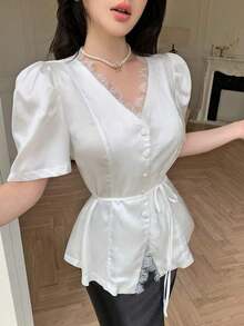 Blusa de satén con cuello en V, parche de encaje y mangas con volantes - Blanco - Ver 3