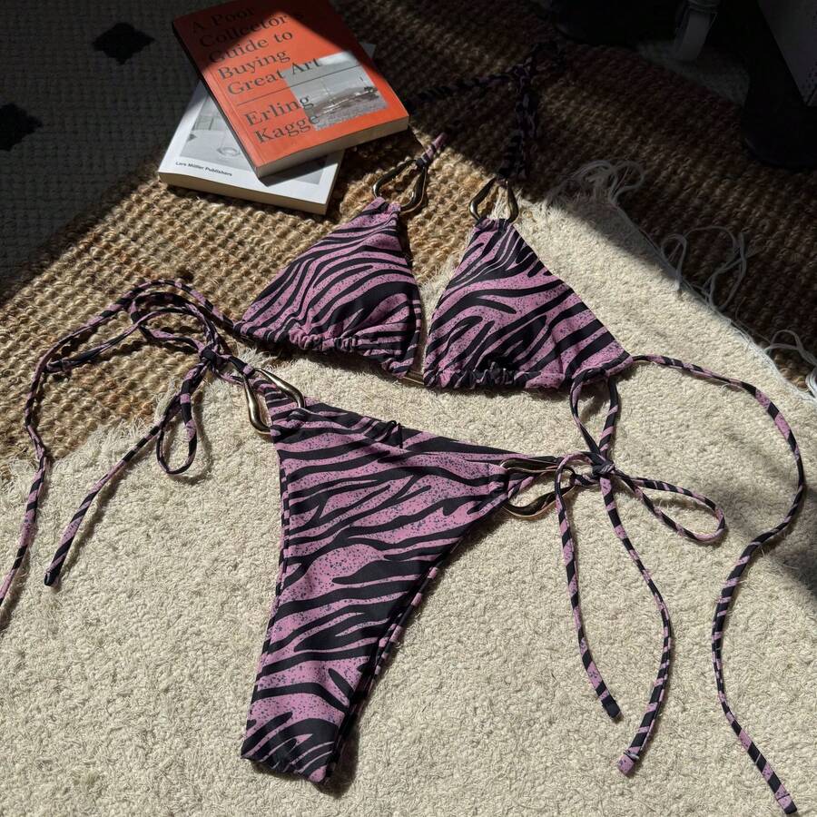 Nuevo bikini de dos piezas sin tirantes con estampado de cebra y accesorios metálicos sexys. - Rojo ciruela - Ver 1