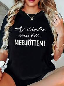 Camiseta holgada de diseño sencillo, con un lema autocomplaciente en estilo húngaro: "Jó dolgokra várni kell..." (Las cosas buenas deben llegar pronto). Diseño estampado, camiseta negra de manga corta y cuello redondo con estampado de letras - lavable a máquina, estilo casual, ajuste cómodo, ideal para el verano, diseño moderno, versátil para el uso diario, tela suave, estilo actual. Elegante y práctico para el verano. - Negro - Ver 9