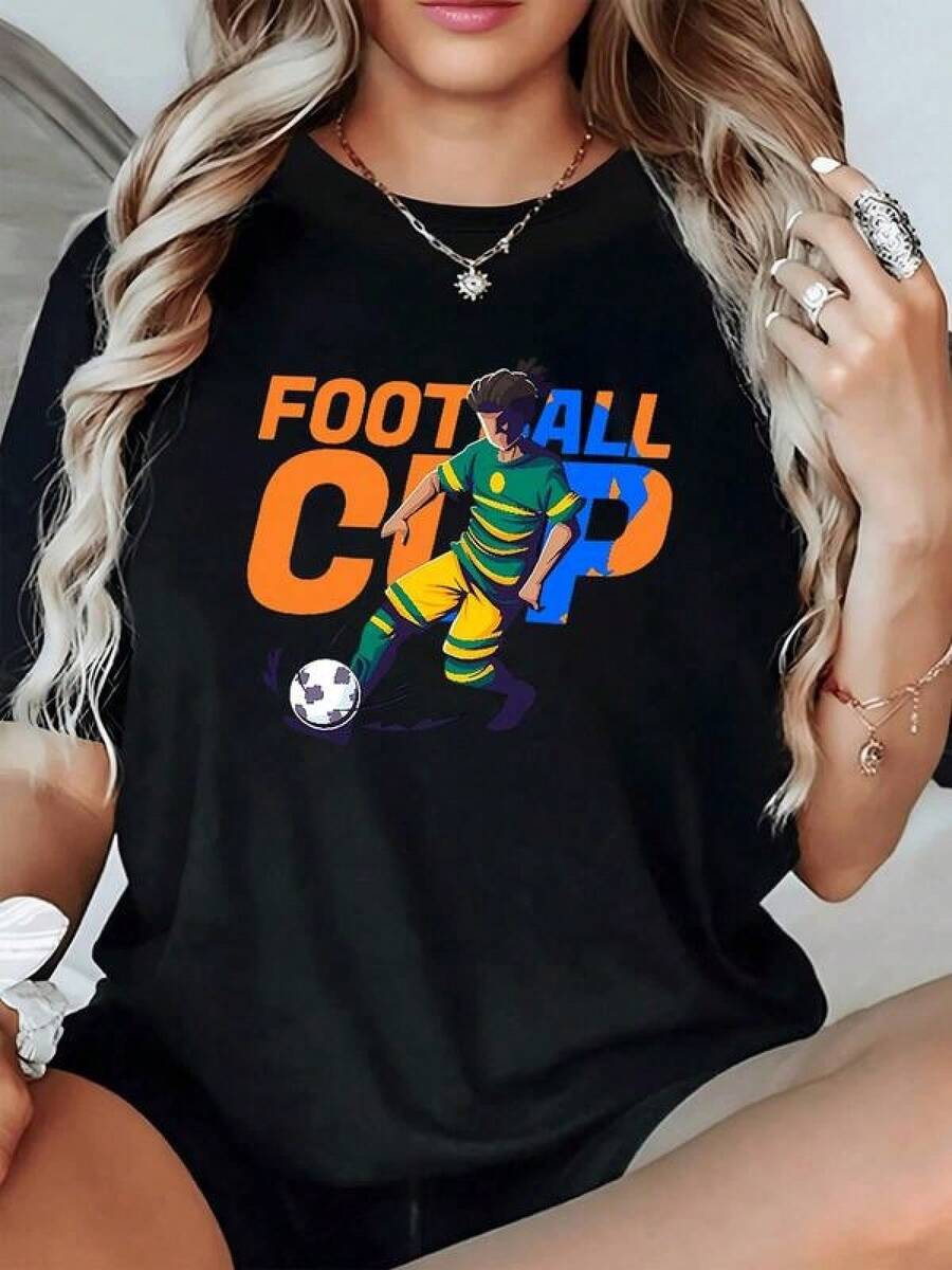 Figura de jugadora de fútbol en acción con balón mostrando energía deportiva moderna con colores vibrantes y letras grandes que expresan pasión por el campeonato camiseta de mujer casual cómoda para verano - Negro - Ver 1