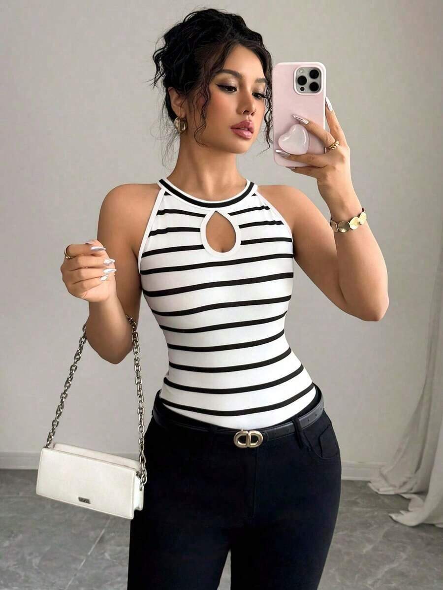 Camiseta ajustada y sexy con diseño hueco y cuello halter a rayas para mujeres - Blanco y Negro 2 - Ver 1